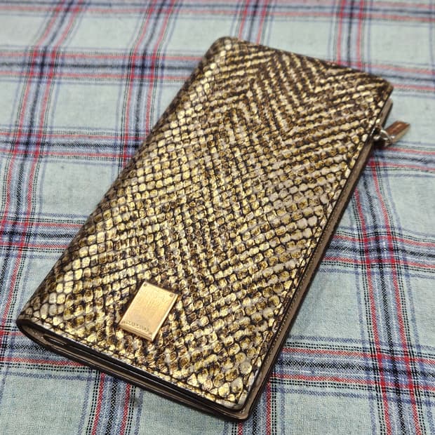 쿠론(COURONNE) 골드 뱀피무늬 여성 장지갑