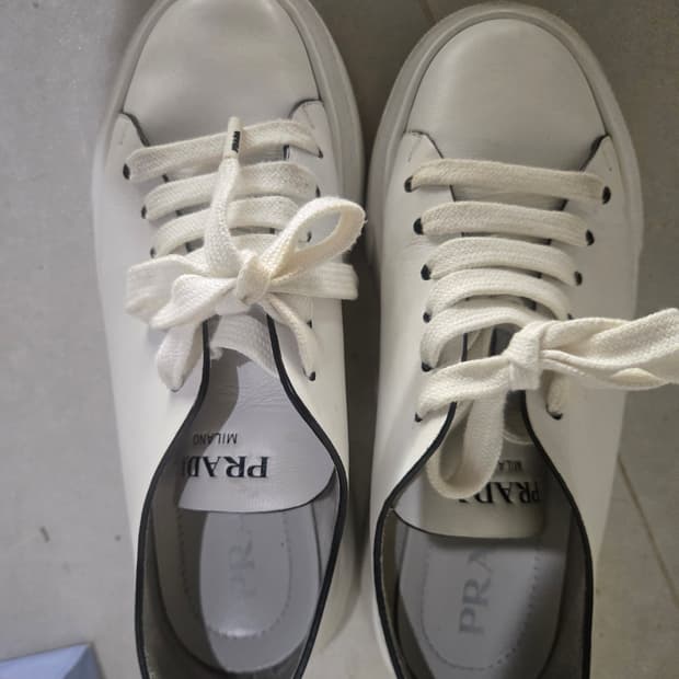 프라다 화이트 레더 스니커즈 1e440L 235-240mm