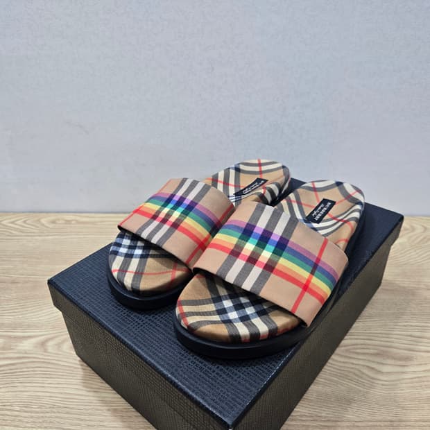 41 버버리 레인보우 체크 슬라이드