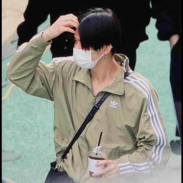 아디다스 투바투 연준 착용 트랙탑 자켓 카키 올리브