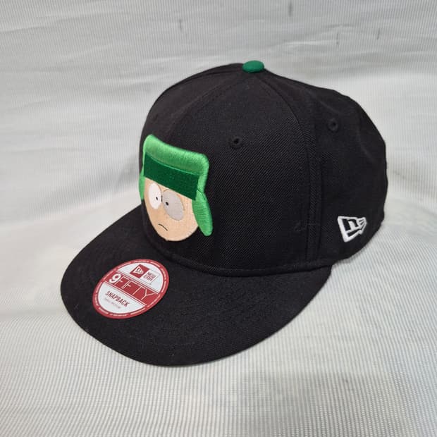 뉴에라 사우스파크 카일 스냅백 모자