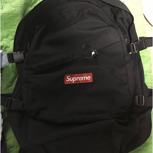 슈프림 백팩 구해요