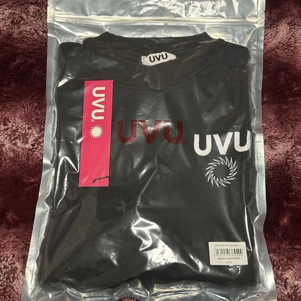 [L]UVU 인시그니아 크루넥 블랙