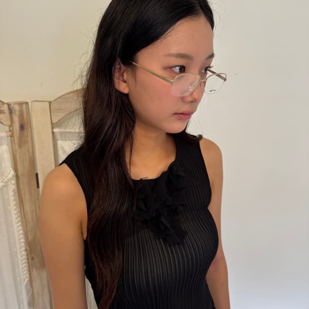 pleated sleeveless