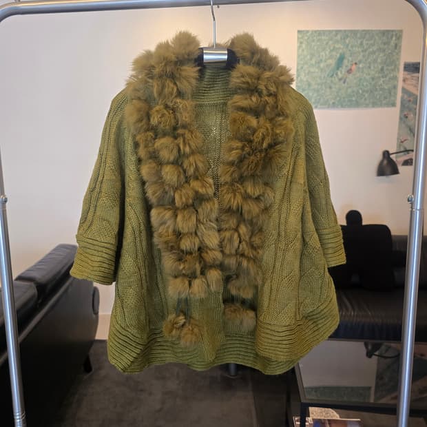 퍼 장식 니트케이프