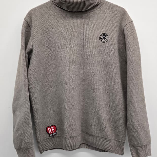 마크앤로나 남성 그레이 터틀넥 니트.
싸이즈 100.  택포