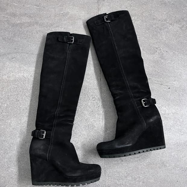 프라다 스웨이드 버클 웨지 롱 부츠