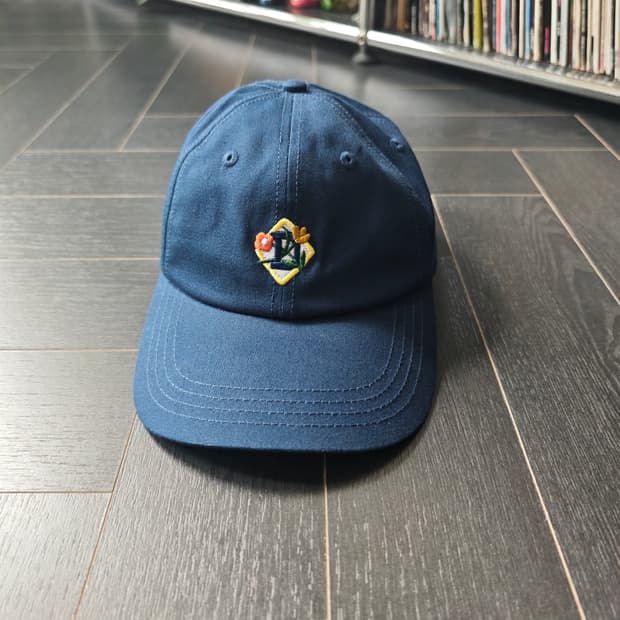 에임레온도르 네이비 자수 로고 볼캡 모자