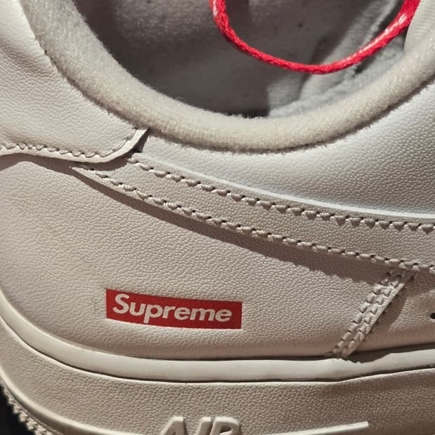 슈프림 나이키 에어포스 260