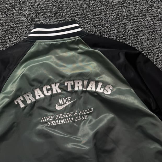 00s 나이키 트랫 트레일 빅로고 올드스쿨 사틴 바시티 점퍼 1375