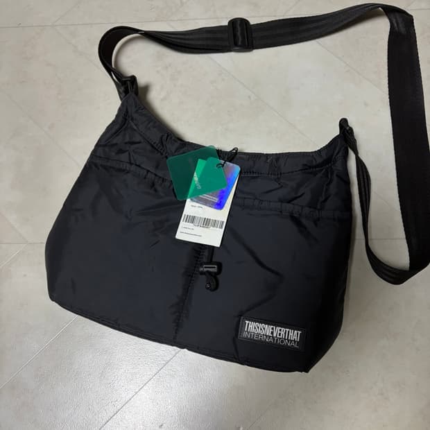 (새상품)디스이즈네버댓 나일론 숄더백 블랙