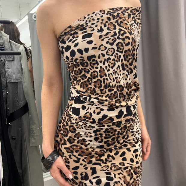 게스 호피 원숄더 드레스