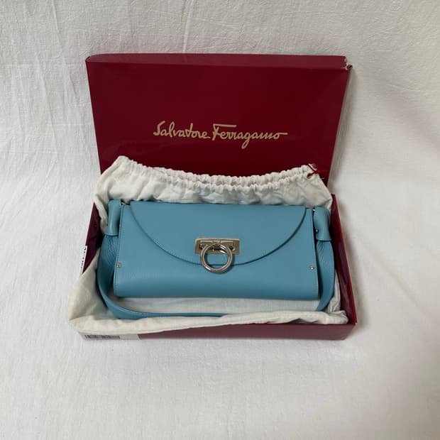 페라가모 숄더백 라이트 블루