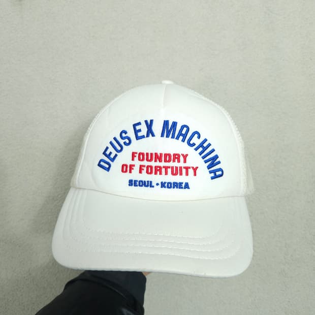 데우스 엑스 마키나 포튜이티 메쉬캡