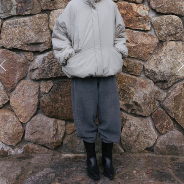 모노하 플리스 패디드 하이넥 점퍼 베이지