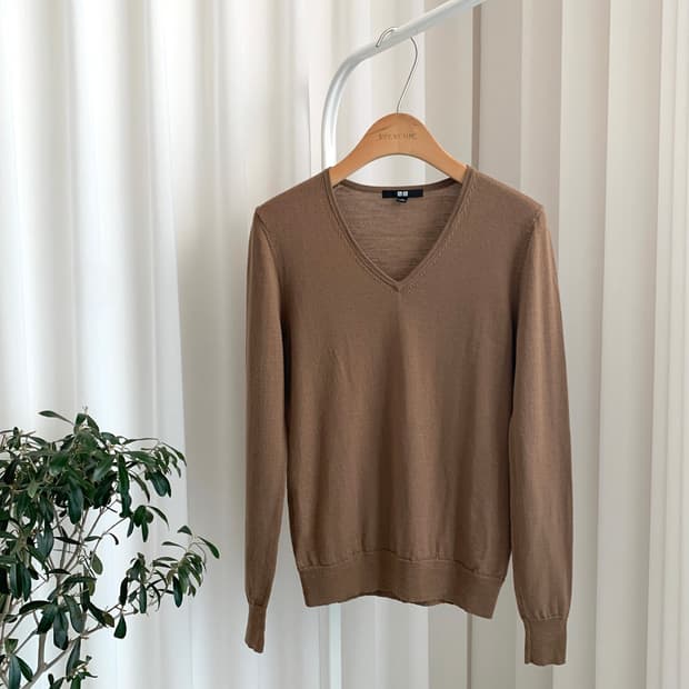 일본 유니클로 울 100  브이넥 니트