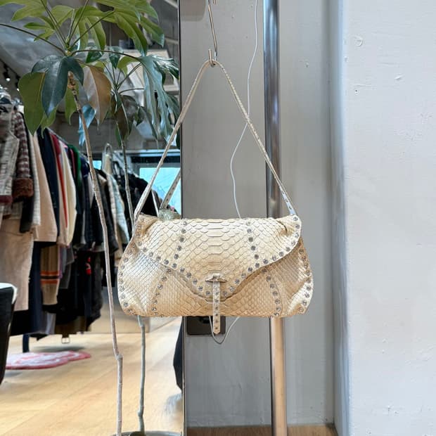 셀린느 베이지 클래식 빈티지 리자드 패턴 스터드 숄더백