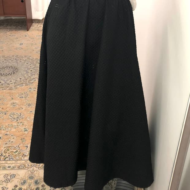 블랙 퀼팅 텍스처 플레어 스커트