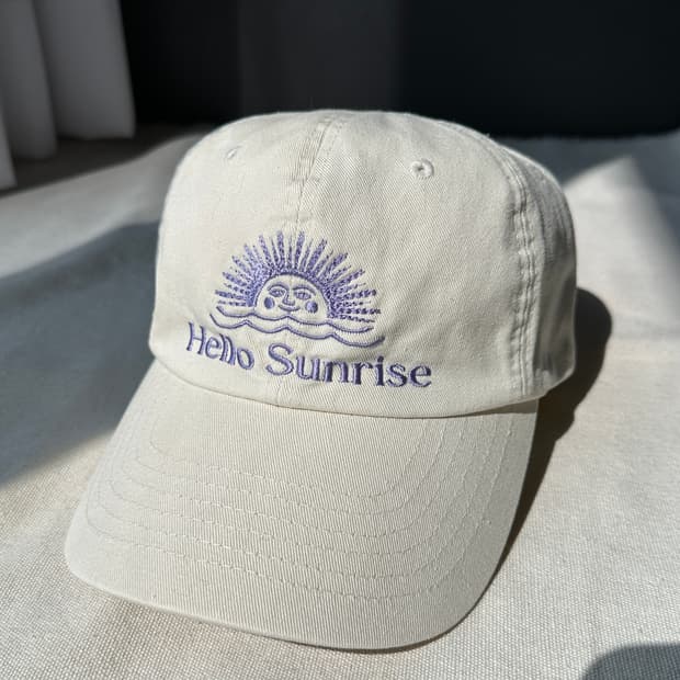 헬로선라이즈 로고 자수 볼캡 아이보리