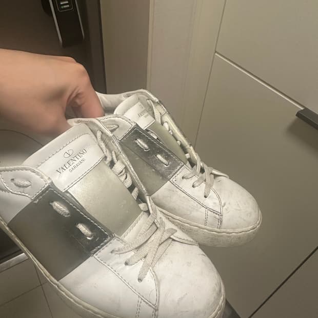 발렌티노 스니커즈