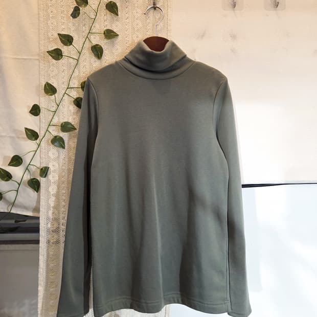 뮤트 목폴라 니트