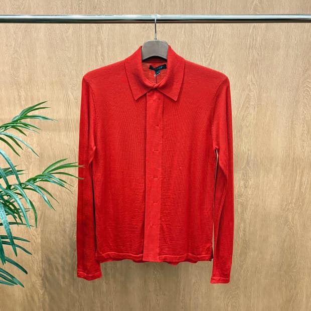 도나카란 뉴욕 긴팔 울 니트 셔츠 카라 히든 버튼 플라켓 디테일 레드