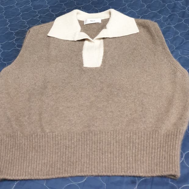 MU:i 카라 니트 베스트 브라운 (M)