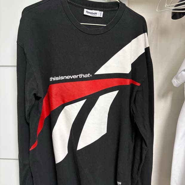 리복x디스이즈네버댓 맨투맨