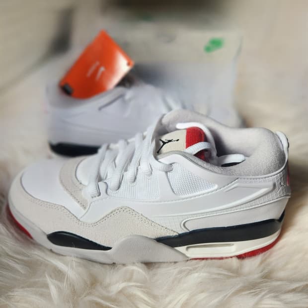나이키 에어 조던 4 RM 화이트(250mm)새제품판매합니다.