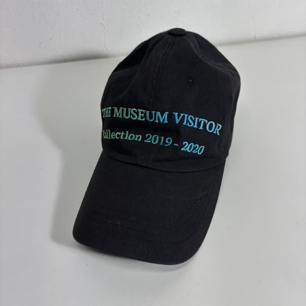 OS 더뮤지엄비지터 블랙 스프레이드 볼캡