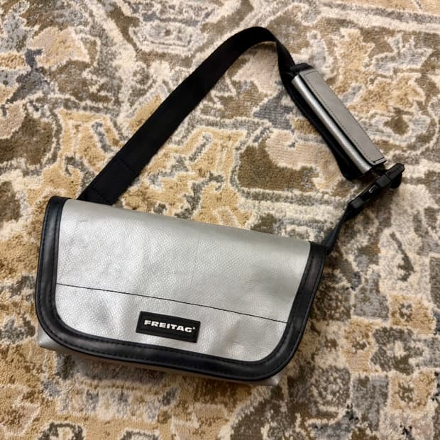 [프라이탁] 제이미 올실버 무채색 크로스백 (상태 S급)