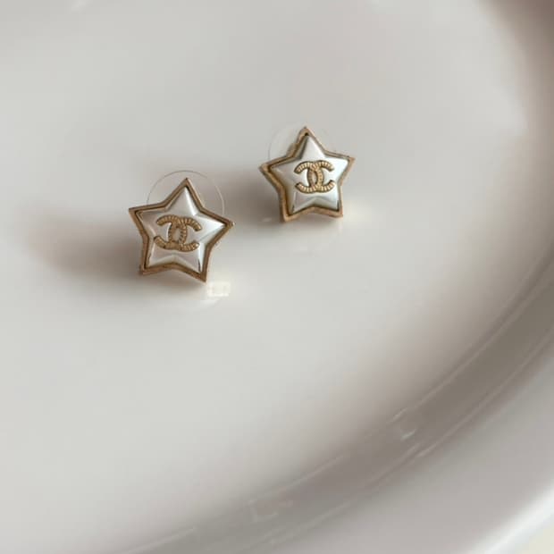 CHANEL 샤넬 CC 로고 스타 펄 귀걸이 A17B