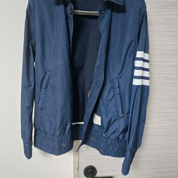 톰브라운스트라이프봄버자켓.   L/XL