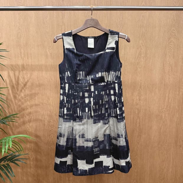 막스마라 위켄드 슬리브리스 원피스 모노톤 추상 패턴 디테일 블랙