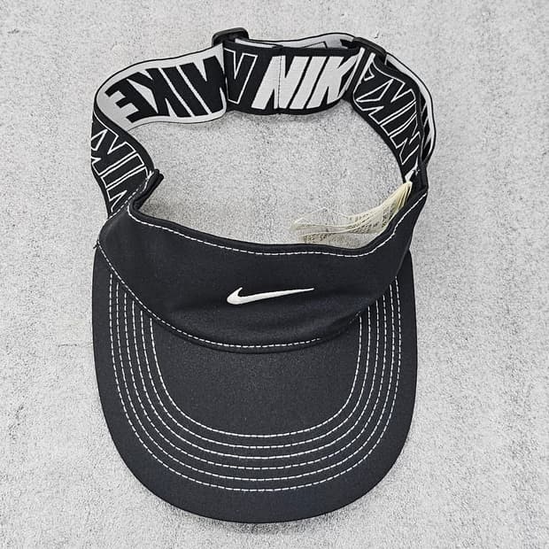 나이키 로고가 돋보이는 블랙 색상의 썬캡