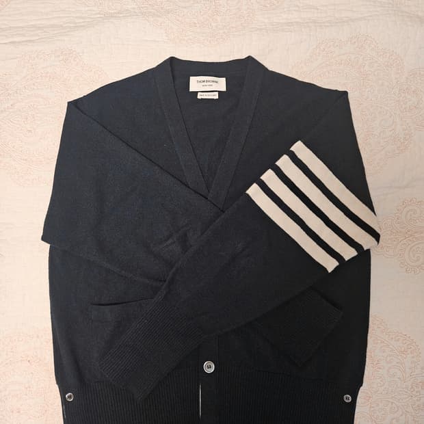 톰브라운 4선 캐시미어 가디건 네이비 색상 5 사이즈 판매합니다(최종가)