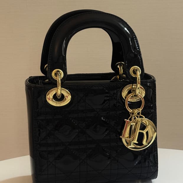 Dior 디올 페이던트 유광 블랙 금장 이니셜 로고 미니 레이디백