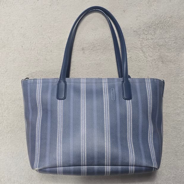 코치 스트라이프 PVC 레더 토트백 