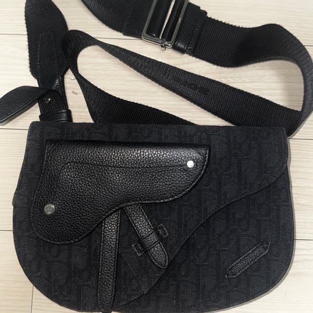 디올 새들 파우치 크로스백