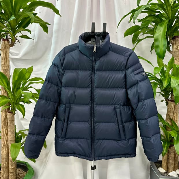 프라다 트라이앵글 패딩 네이비 52