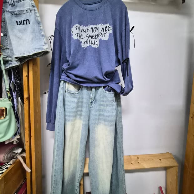 레터링 리본포인트 티. 세미 커브드 와이드 데님