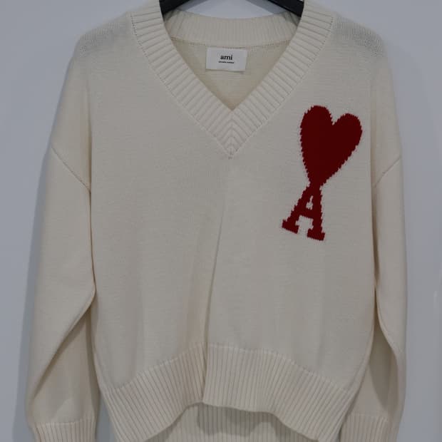 아미 브이넥 니트