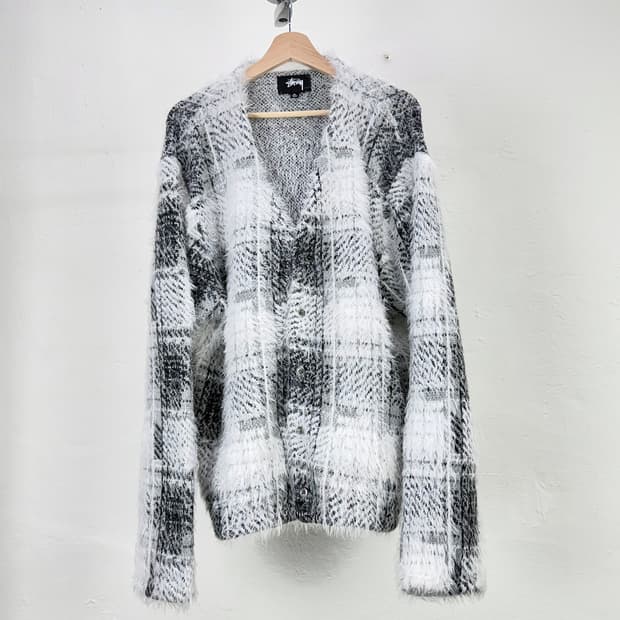 스투시 23fw 헤어리 플래드 가디건 화이트