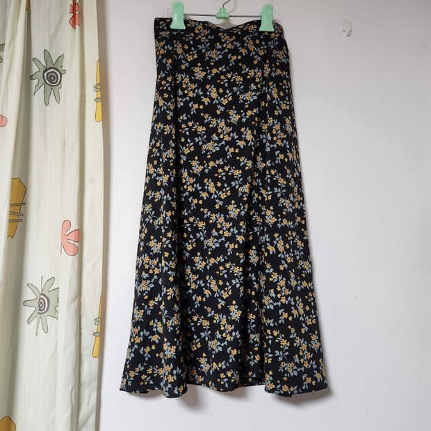 잔꽃 패턴 롱 스커트 블랙 플레어 스커트