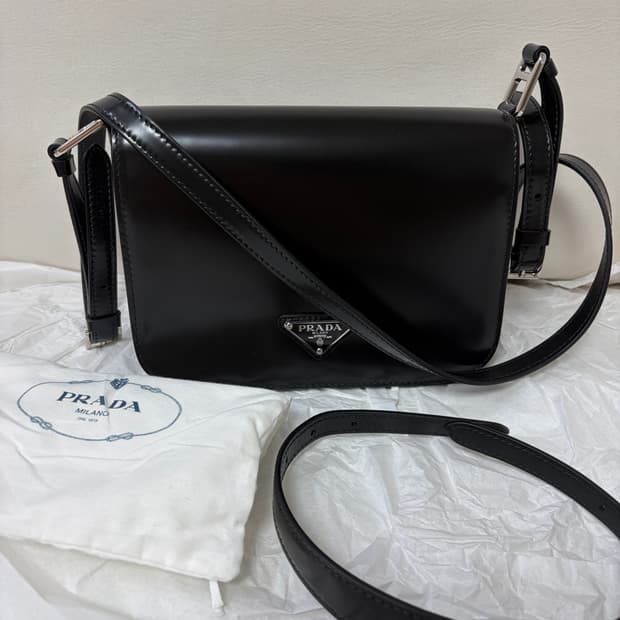 프라다 브러시드 가죽 숄더백 (1회 착용)