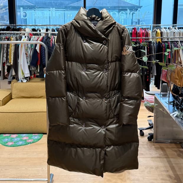 비비안 웨스트우드 카키 orb자수 덕다운 점퍼 