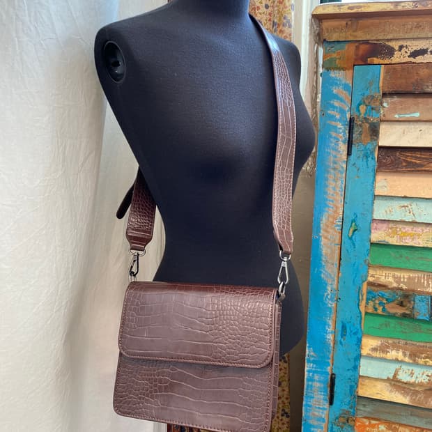 HVISK 브라운 비건레더 크로스백