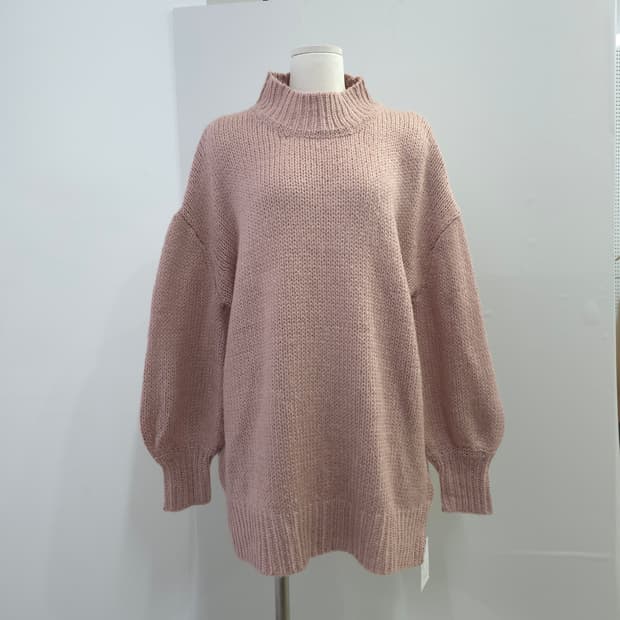 핑크 오픈백 하이넥 루즈핏 니트