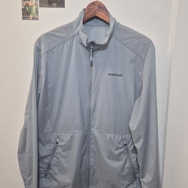 가벼운 소재로 제작된 몽벨 바람막이  100 
