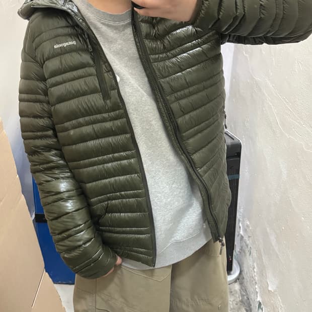 파타고니아 카키 유광 경량 패딩